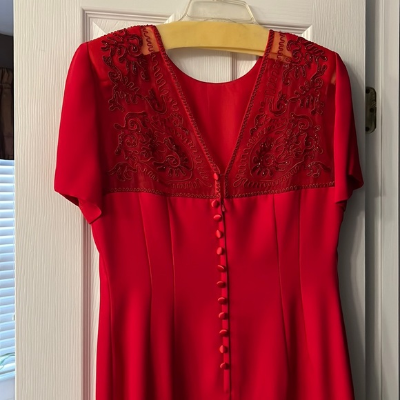 DONNA MORGAN red crepe dress with netted lace and sequin back. Faux button back. - Picture 1 of 8